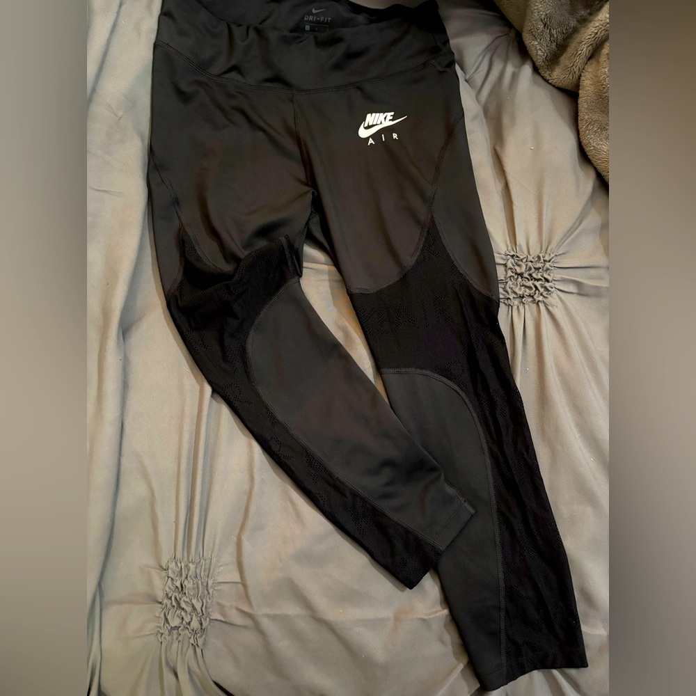 Nike “dri-fit” leggings with Nike Air mesh cut-outs in the legs. Worn once. L